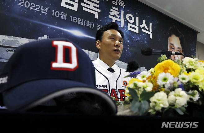 [서울=뉴시스] 고승민 기자 = 이승엽 두산베어스 신임 감독이 18일 서울 잠실야구장에서 열린 취임식에서 취재진 질문에 답하고 있다. 2022.10.18. kkssmm99@newsis.com