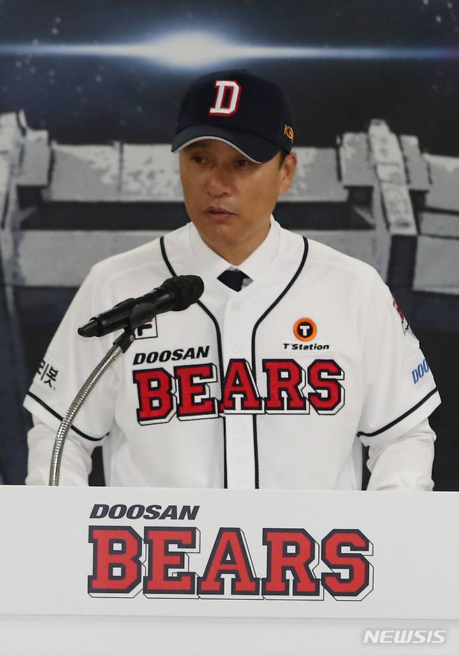 [서울=뉴시스] 고승민 기자 = 이승엽 두산베어스 신임 감독이 18일 서울 잠실야구장에서 열린 취임식에서 취임사를 하고 있다. 2022.10.18. kkssmm99@newsis.com