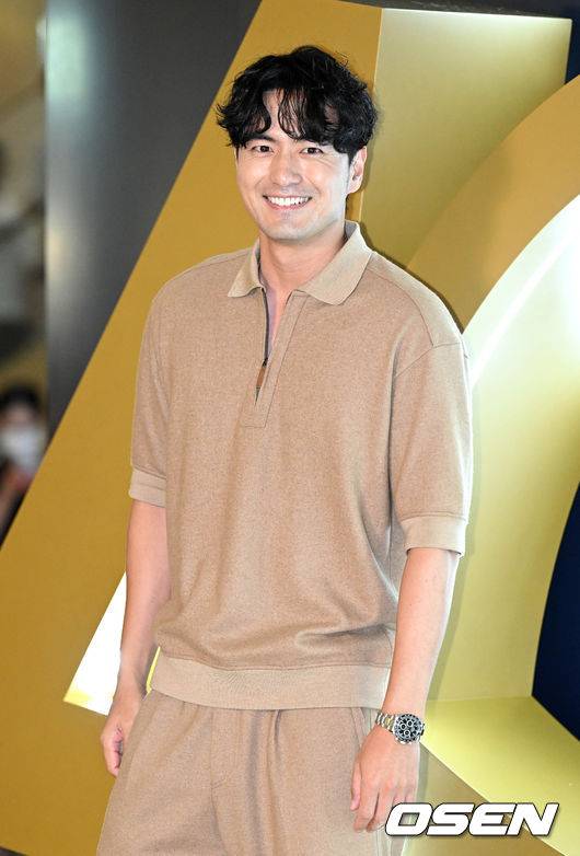 [OSEN=조은정 기자] 4일 오후 서울 송파구 잠실 롯데월드몰 아트리움 광장에서 한 뷰티 브랜드 포토월 행사가 열렸다.배우 이진욱이 포즈를 취하고 있다. 2022.08.04 /cej@osen.co.kr