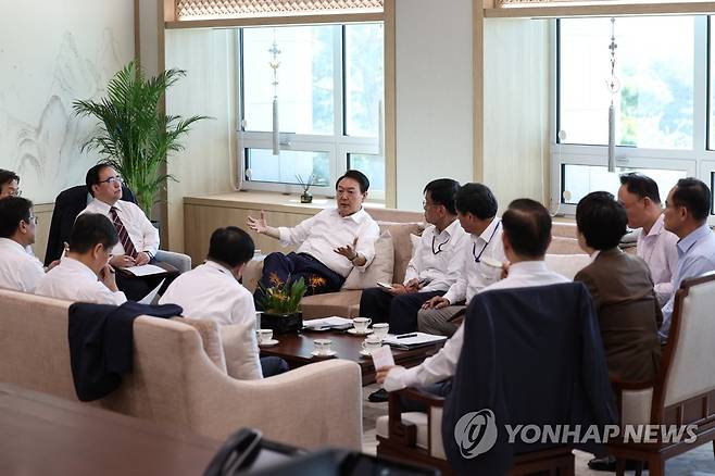 수석비서관회의 주재하는 윤석열 대통령 (서울=연합뉴스) 서명곤 기자 = 윤석열 대통령이 17일 오전 서울 용산 대통령실 청사에서 수석비서관회의를 주재하고 있다. 2022.10.17  [대통령실 제공, 재판매 및 DB 금지] seephoto@yna.co.kr