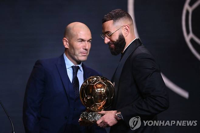 지단(왼쪽)에게 트로피 건네받는 벤제마 [AFP=연합뉴스]