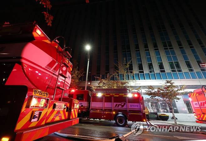 SK 판교 데이터센터 화재…카카오톡 등 복구 중 (성남=연합뉴스) 홍기원 기자 = 15일 오후 화재가 발생한 경기 성남시 분당구 삼평동 SK 판교 캠퍼스 A동에서 소방관들이 진화작업을 하고 있다.
이 불로 현재 카카오톡, 카카오 택시, 포털사이트 다음 등 통신 장애가 발생하고 있다. 2022.10.15 xanadu@yna.co.kr
