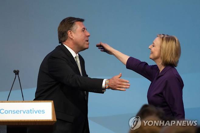 리즈 트러스 총리에게 당선을 축하해주는 그레이엄 브래디 위원장 [AP 연합뉴스 자료사진. 재판매 및 DB 금지]