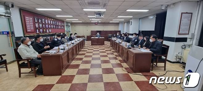 (고창=뉴스1) 박제철 기자 = 전북 고창군이 동학농민혁명 3대 지도자인 손화중 장군과 관련한 유적지의 문화유산 지정을 추진한다.  고창동학농민혁명 비지정문화재 문화유산 지정을 위한 학술조사 용역 보고회(고창군 제공)2022.10.18/뉴스1