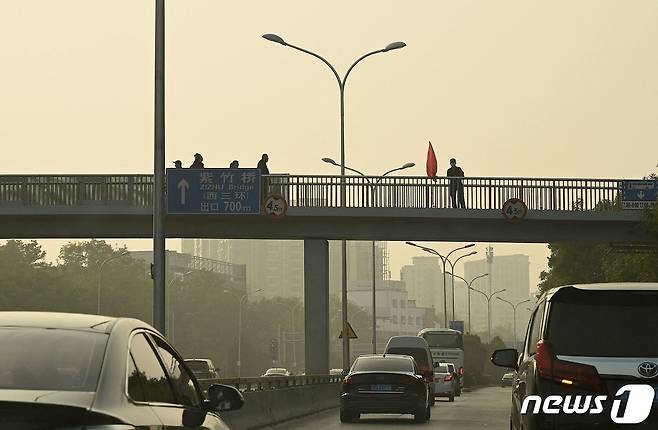 중국 공안요원들이 14일 지난 13일 시위가 벌어졌던 베이징 시통대교를 순찰하고 있다. ⓒ AFP=뉴스1 ⓒ News1 박형기 기자