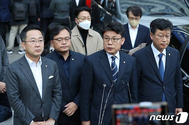 진성준 더불어민주당 원내수석부대표가 19일 오후 압수수색 중인 서울 여의도 더불어민주당사 앞에서 입장을 말하고 있다.  2022.10.19/뉴스1 ⓒ News1 이재명 기자