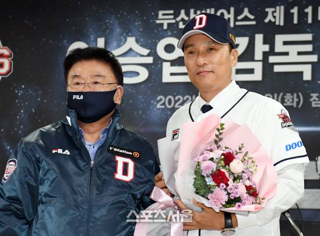 이승엽 감독(오른쪽)이 18일 잠실구장에서 진행된 두산베어스 제11대 감독 취임식에서 꽃다발을 전달한 두산 김태룡 단장과 기념촬영을 하고 있다. 2022. 10. 18. 잠실 | 박진업기자 upandup@sportsseoul.com