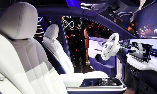 폭스콘 모델 C 인테리어