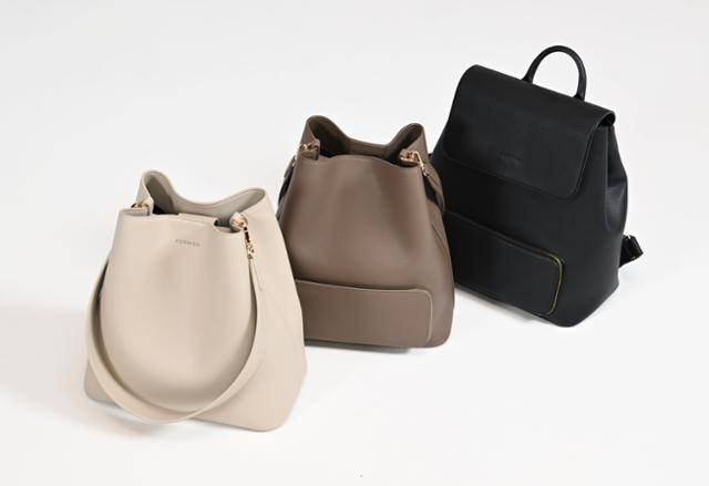 소민경 포모드 대표가 개발한 보온보냉 패션 가방들. 두 번째 제품인 검은색 백팩은 올해 안에 나올 예정이다. 고영권 기자