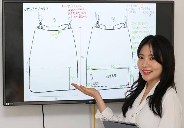 소민경 포모드 대표가 아이패드에 그린 디자인 설계도를 보여주며 개발과정을 설명하고 있다. 고영권 기자