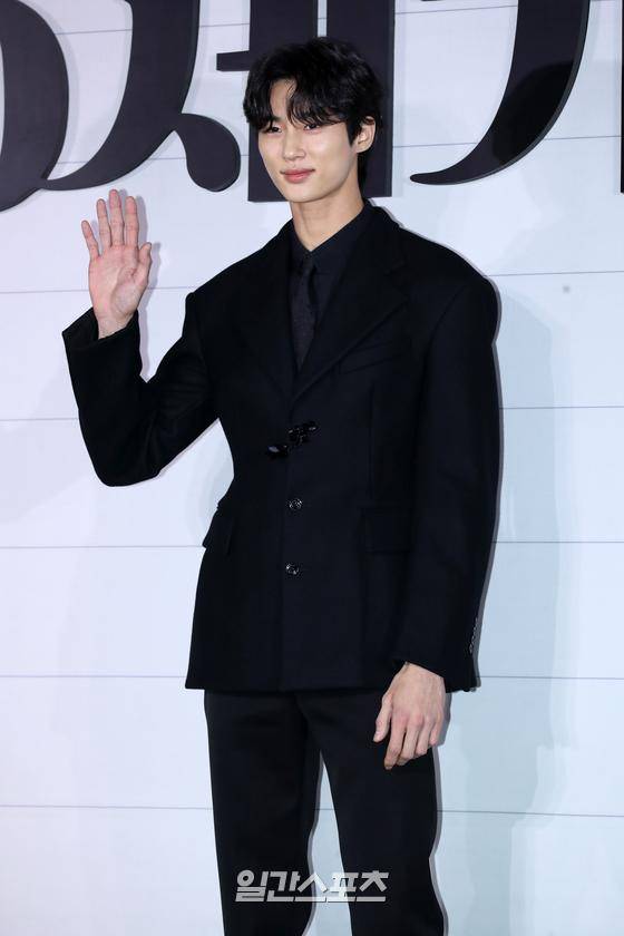 배우 변우석이 19일 오전 서울 용산구 CGV용산아이파크몰에서 진행된 넷플릭스 영화 ‘20세기 소녀’ 제작보고회에 참석해 포토타임을 갖고 있다. ’20세기 소녀‘는 어느 겨울 도착한 비디오 테이프에 담긴 1999년의 기억, 17세 소녀 ‘보라’가 절친 ‘연두’의 첫사랑을 이루어주기 위해 사랑의 큐피트를 자처하며 벌어지는 첫사랑 관찰 로맨스다. 오는 21일 공개된다. 서병수 기자 qudtn@edaily.co.kr /2022.10.18