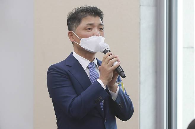 김범수 미래이니셔티브 센터장이 지난해 서울 여의도 국회에서 열린 과학기술정보방송통신위원회의 방송통신위원회 소관 감사대상기관 종합감사에 출석해 의원질의에 답하고 있다. 중앙포토