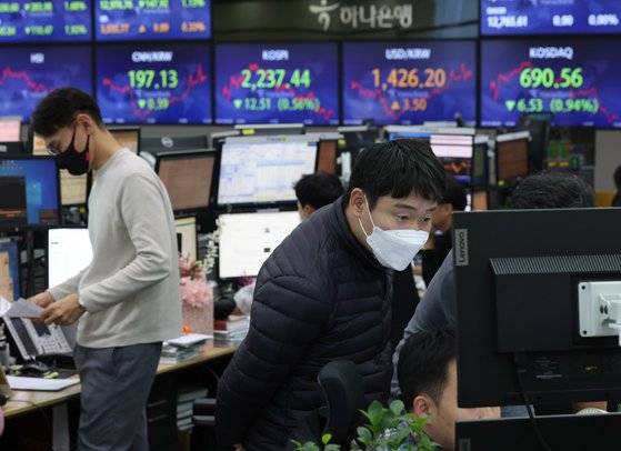 19일 오후 서울 중구 하나은행 딜링룸에서 직원들이 업무를 보고 있다. 외국인은 이날까지 13거래일 연속 코스피 종목을 순매수했다. [연합뉴스]