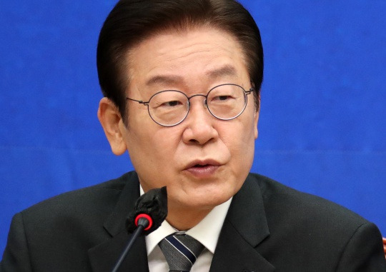 Lee Jae-myung, leader of the Democratic Party of Korea, speaks at a meeting with representatives of small and medium-sized enterprises, calling for the introduction of the unit price adjustment system--in which the fluctuating price of raw materials can be reflected in the unit price. Bak Min-gyu, Senior Reporter