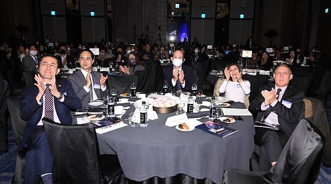 From left: Singapore Ambassador to Korea Eric Teo, El Salvador Ambassador to Korea Jaime Jose Lopez Badia, AHK Korea(Korean-German Chamber of Commerce and Industry) CEO Martin Henkelmann, Brazil Ambassador to Korea Marcia Donner Abreu and Mexican Ambassador to Korea Bruno Figuero.