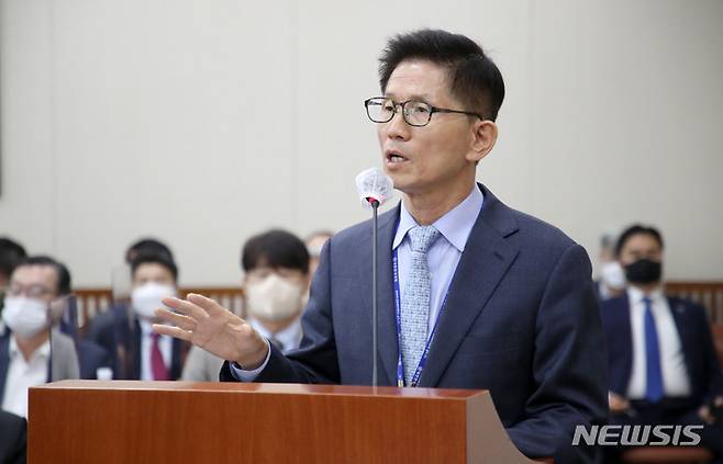 [서울=뉴시스] 김선웅 기자 = 김문수 경제사회노동위원장이 지난 12일 서울 여의도 국회 환경노동위원회에서 열린 경제사회노동위원회 등에 대한 국정감사에서 의원 질의에 답변하고 있다. 2022.10.12. mangusta@newsis.com