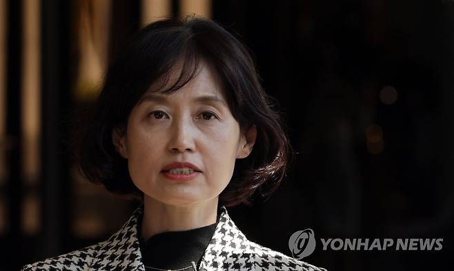 취재진 질문에 답하는 박은정 전 법무부 감찰담당관 (서울=연합뉴스) 한종찬 기자 = 박은정 전 법무부 감찰담당관(현 광주지검 중요경제범죄조사단 부장검사)이 19일 오후 서울 서초동 중앙지검으로 향하며 취재진 질문에 답하고 있다. 박 전 담당관은 2020년 10월 '채널A 사건'으로 당시 한동훈 검사장(현 법무부 장관)을 감찰한다는 명목으로 확보한 법무부·대검찰청 자료를 윤 총장 감찰을 진행하던 법무부 감찰위원회에 무단 제공한 혐의를 받는다. 2022.10.19 saba@yna.co.kr