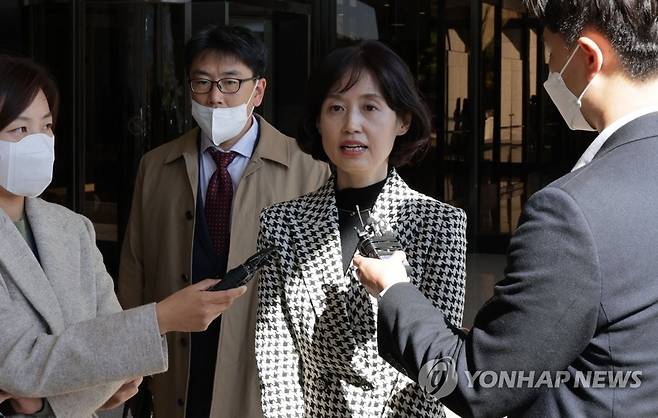 취재진 질문에 답하는 박은정 전 법무부 감찰담당관 (서울=연합뉴스) 한종찬 기자 = 박은정 전 법무부 감찰담당관(현 광주지검 중요경제범죄조사단 부장검사)이 19일 오후 서울 서초동 중앙지검으로 향하며 취재진 질문에 답하고 있다. 박 전 담당관은 2020년 10월 '채널A 사건'으로 당시 한동훈 검사장(현 법무부 장관)을 감찰한다는 명목으로 확보한 법무부·대검찰청 자료를 윤 총장 감찰을 진행하던 법무부 감찰위원회에 무단 제공한 혐의를 받는다. 2022.10.19 saba@yna.co.kr