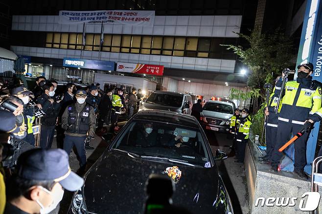 검찰 관계자들이 19일 오후 서울 여의도 더불어민주당 중앙당사에서 압수수색이 불발되자 철수하고 있다. 2022.10.19/뉴스1 ⓒ News1 이재명 기자