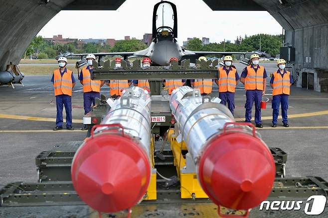 대만 공군 병사들이 17일(현지시간) 화롄 공군기지에서 훈련 중 F-16V 전투기 앞에 놓인 미국산 하푼 AGM-84 대함 미사일 뒤에 서 있다. ⓒ AFP=뉴스1 ⓒ News1 우동명 기자