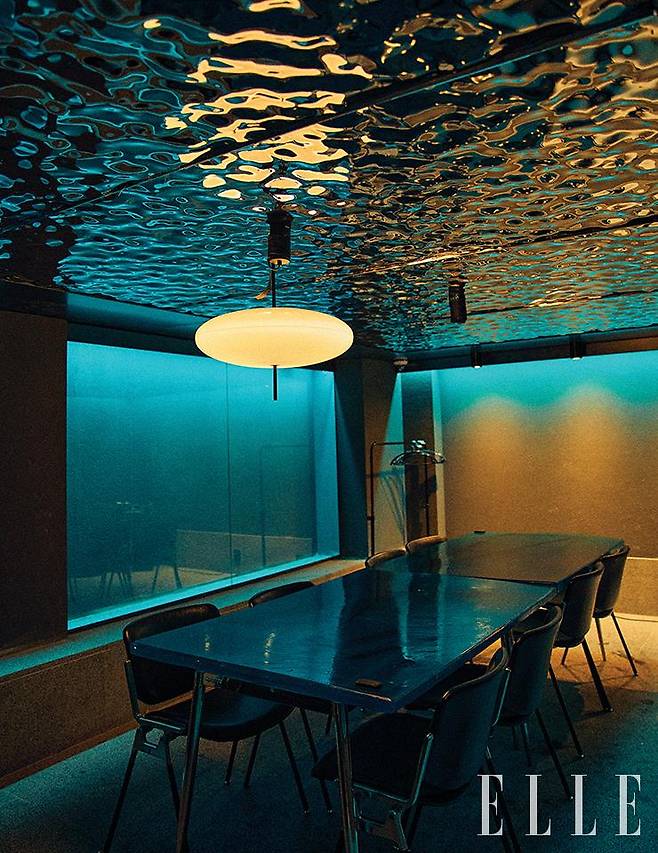 히든아워의 또 다른 공간인 ‘시크릿 히든 룸’. 몽환적인 분위기에서 프라이빗하게 와인을 즐길 수 있다.