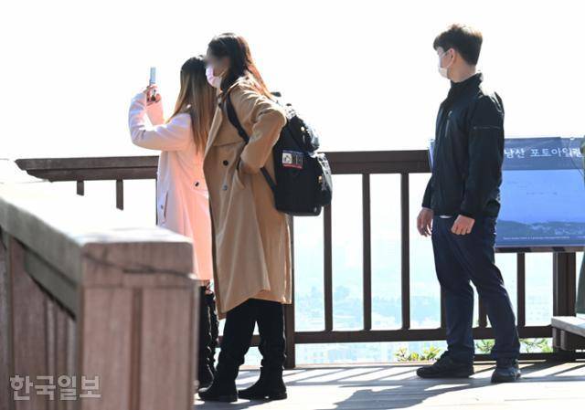 19일 서울 남산공원 전망대에서 사진 촬영을 하는 시민을 경호원이 주시하고 있다. 고영권 기자