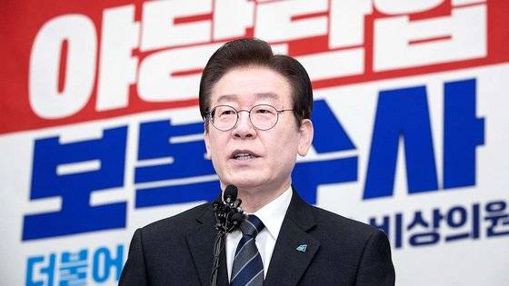 검찰이 대장동 8억원의 불법 대선자금 유입 의혹 수사에 착수한 가운데 이재명 더불어민주당 대표가 20일 서울 여의도 국회에서 열린 긴급 의원총회에서 발언하고 있다. 뉴스1