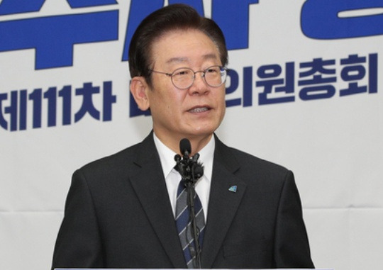 Lee Jae-myung, leader of the Democratic Party of Korea, makes an opening comment ahead of an emergency meeting of the party’s lawmakers at the National Assembly on the morning of October 20. National Assembly press photographers