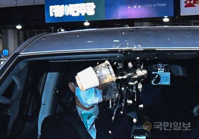 19일 서울 여의도 더불어민주당사 주차장에서 나서는 검찰 관계자의 차량에 일회용 커피잔이 날아들고 있다.