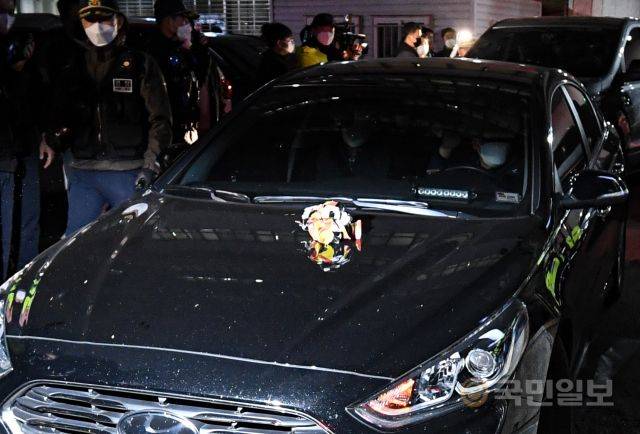 19일 서울 여의도 더불어민주당사 주차장에서 나서는 검찰 관계자의 차량에 쓰레기가 날아들고 있다.