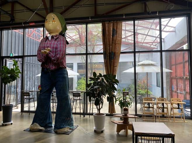 써니카페에는 '써니'라는 이름의 대형 인형이 서 있다. 옛 공장 시절 여공들을 상징하는 조형물이다.