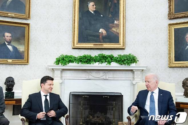 (워싱턴 AFP=뉴스1) 우동명 기자 = 조 바이든 미국 대통령이 1일(현지시간) 워싱턴 백악관에서 볼로디미르 젤렌스키 우크라이나 대통령과 정상회담을 하고 있다.  (C) AFP=뉴스1