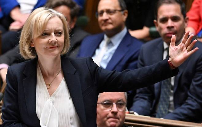 지난 19일 리즈 트러스 영국 총리가 하원에서 열린 총리 질의응답에서 발언하고 있다. 연합뉴스