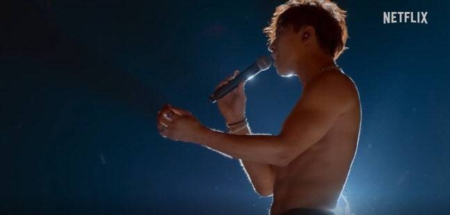 가수 비가 청와대에서 공연 중인 모습 (사진=넷플릭스 )