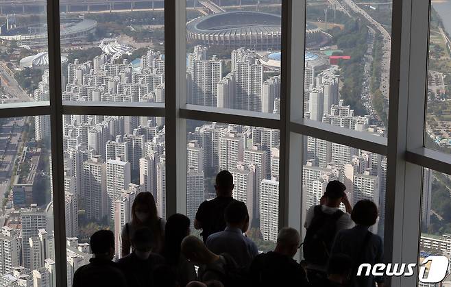 서울 송파구 롯데월드타워 서울스카이에서 바라본 아파트단지 모습. 2022.10.14/뉴스1 ⓒ News1 박세연 기자