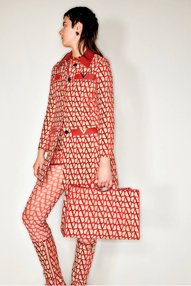 사진 : 이탈리아 럭셔리 오트 쿠틔르 브랜드 메종 발렌티노(Maison Valentino), '발렌티노 트왈 이코노그라프(Valentino Toile Iconographe)'