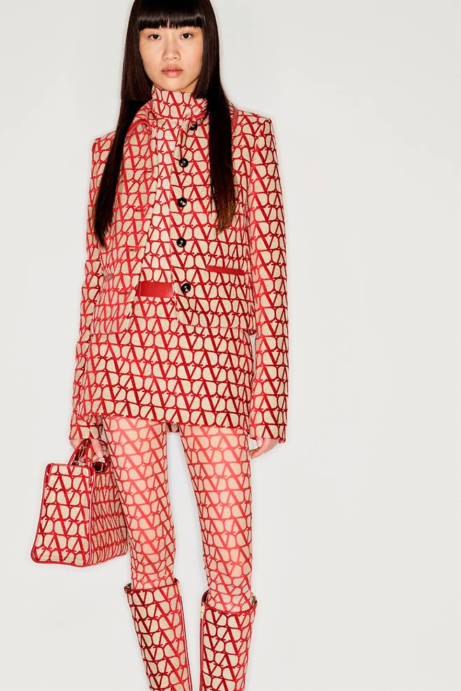 사진 : 이탈리아 럭셔리 오트 쿠틔르 브랜드 메종 발렌티노(Maison Valentino), '발렌티노 트왈 이코노그라프(Valentino Toile Iconographe)'