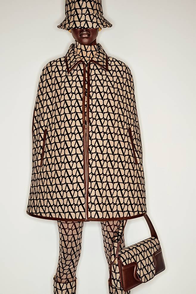 사진 : 이탈리아 럭셔리 오트 쿠틔르 브랜드 메종 발렌티노(Maison Valentino), '발렌티노 트왈 이코노그라프(Valentino Toile Iconographe)'