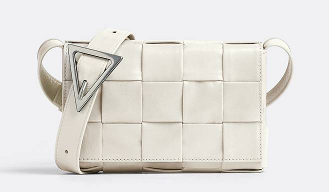 사진 : 이탈리안 럭셔리 패션 브랜드 보테가 베네타(BOTTEGA VENETA), WINTER 2022 컬렉션 '미니 카세트(MINI CASSETTE)' 백