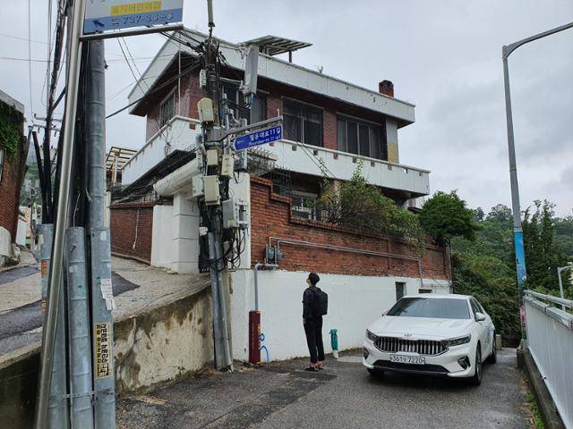 가족이 20년간 살았던 2층 주택. 지어진 지 50년 된 낡은 주택으로 생활에 불편함이 많았고, 창과 마당이 도로변으로 나 있어 사생활 보호에 취약했다. 임승모 소장 제공