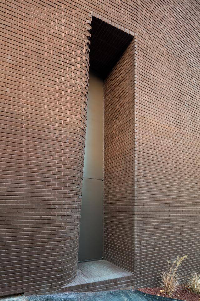 가정집 같지 않은 옥인단 단단의 대문. 특별한 장식 없이도 벽돌의 변주만으로 흥미를 불러일으킨다. 신경섭 건축사진작가 제공