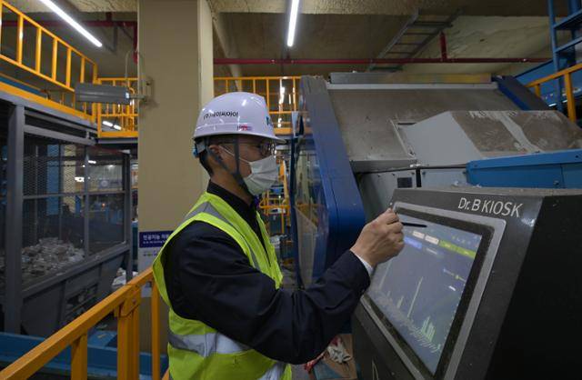 김현수 ACI 대표가 지난달 28일 서울 도봉구 자원순환센터에 설치된 광학 자동선별기의 폐플라스틱 분류 항목을 설정하고 있다. 서재훈 기자
