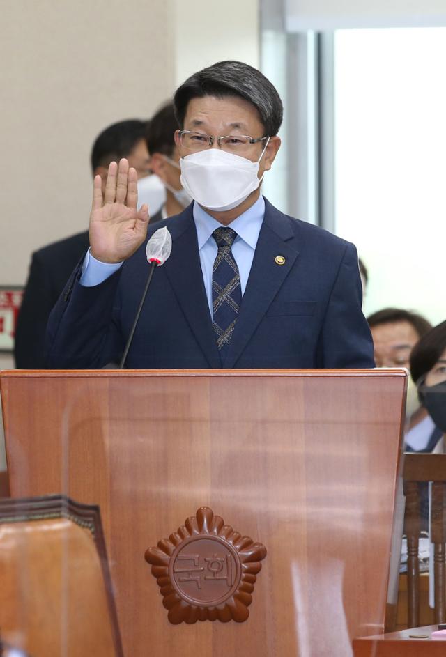 지난 5일 2022년 종합국정감사에서 선서하고 있는 이흥교 소방청장. 오대근 기자
