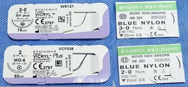 흡수성 봉합사(Vicryl)와 비흡수성 봉합사(Nylon)
