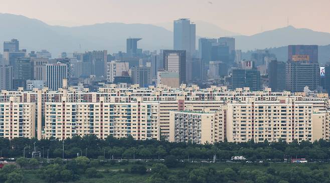 서울 응봉산에서 바라본 압구정 현대아파트 모습.  연합뉴스