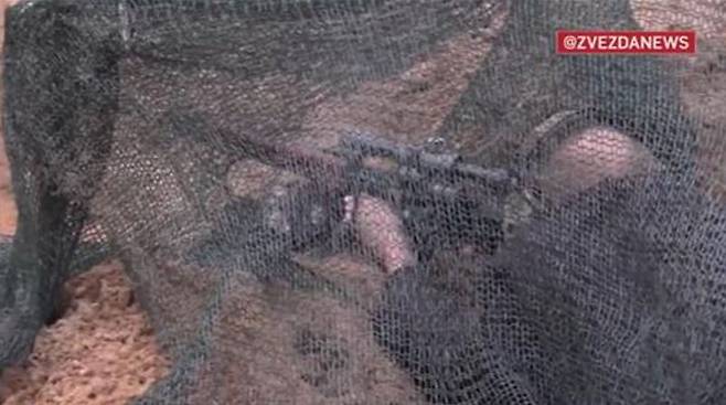 최신 러시아제 드라구노프 SVD 저격용 총을 쏘는 푸틴 대통령 / 사진 = 유튜브 캡처