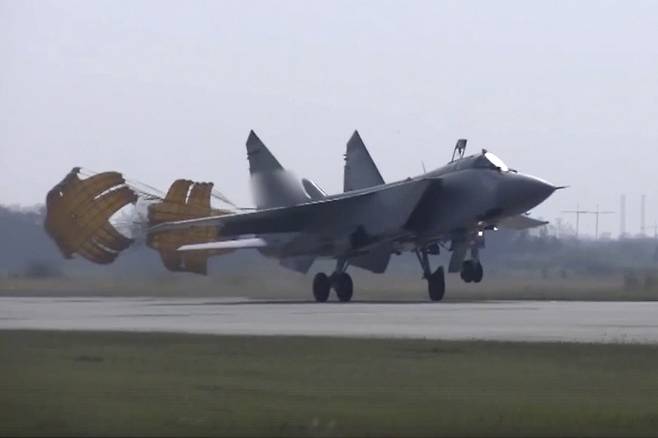 러시아가 지난 8월 18일(현지시간) 역외영토인 칼리닌그라드 지역에 극초음속 미사일 킨잘을 탑재한 미그(MiG)-31 전투기 3대를 이동시켰다. 사진은 당시 미그(MiG)-31 전투기가 칼리닌그라드 치칼로프스크 공군기지에 착륙하고 있는 모습. [AP = 연합뉴스]