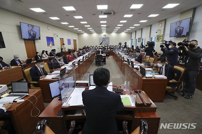 [서울=뉴시스] 최진석 기자 = 11일 서울 여의도 국회에서 과학기술정보방송통신회의 정보통신산업진흥원, (부설)소프트웨어정책연구소, 한국인터넷진흥원, 한국방송통신전파진흥원, 한국지능정보사회진흥원, 한국데이터산업진흥원에 대한 국정감사가 열리고 있다. 2022.10.11. myjs@newsis.com