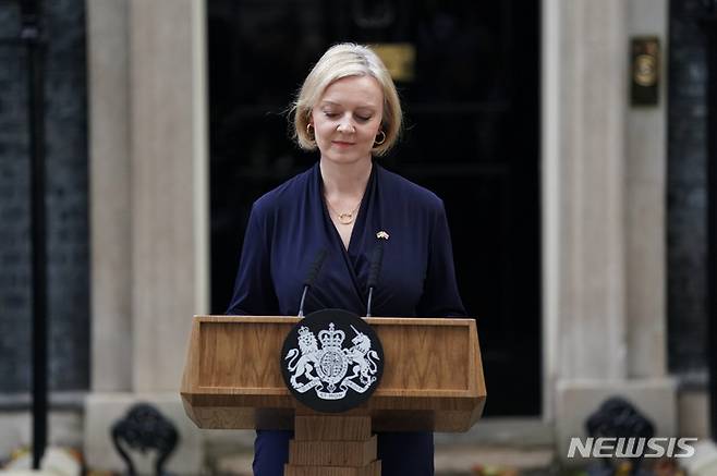 [런던=AP/뉴시스] 리즈 트러스 영국 총리가 취임 44일째인 20일(현지시간) 런던의 총리관저(다우닝가) 앞에서 기자회견을 열고 총리 사퇴를 발표하고 있다. 2022.10.20.