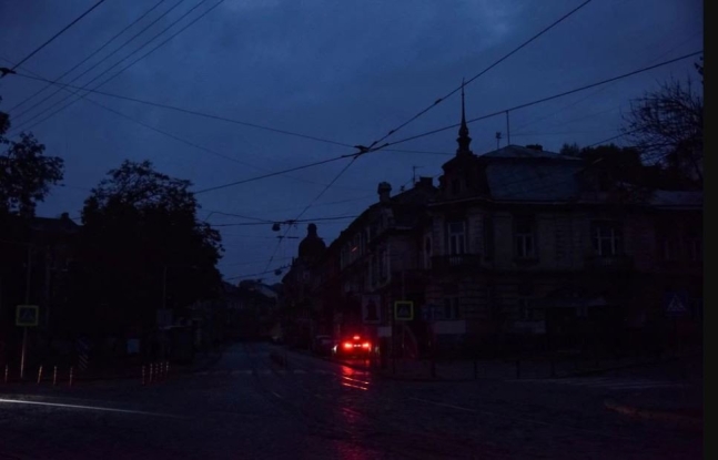 우크라이나에서는 지난 7일부터 현재까지 11개주(州) 4000여개 도시에 전력이 차단된 적이 있으며, 이중 1162곳은 여전히 전력이 공급되지 않은 암흑 상태다. 러시아의 미사일 포격으로 정전이 된 리비우의 거리